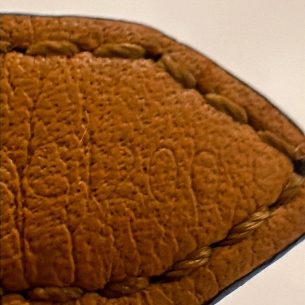 Louis Vuitton V Bracelet - Picture 4 of 4